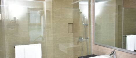 Chambre supérieure avec lits jumeaux | Salle de bain | Douche, articles de toilette (gratuits), serviettes fournies