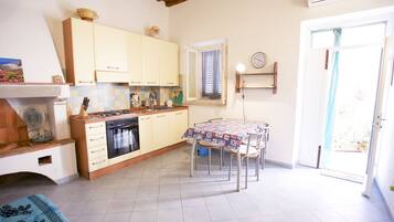 Apartment | Eigene Kochnische | Kühlschrank, Herdplatte, Kochgeschirr/Geschirr/Besteck