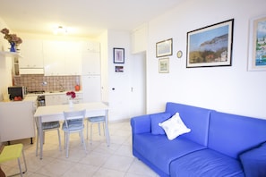 Apartament | Cuina privada | Frigorífic, placa de cuina i utensilis de cuina, vaixella i coberteria 