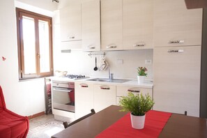 Appartamento | Cucina privata | Frigorifero, piano cottura, pentole/stoviglie/utensili