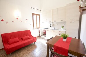 Apartemen | Dapur pribadi | Lemari es, kompor, dan peralatan masak/sendok-piring