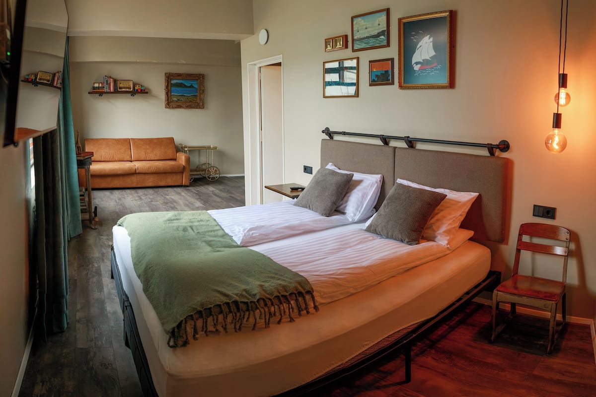 Deluxe Room, Private Bathroom | Blackout drapes, WiFi (free), individually decorated