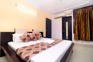 Habitación Deluxe doble, 1 habitación | Escritorio, sistema de insonorización, tabla de planchar con plancha