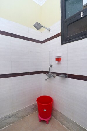 Habitación Deluxe doble, 1 habitación | Baño | Ducha, artículos de higiene personal gratuitos y toallas