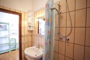 Villa | Badezimmer | Dusche, Haartrockner, Bidet