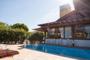 Outdoor pool, open 9 AM to 9 PM, pool loungers - Pousada Nascer do Sol (Penha)