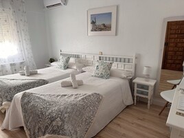 9 habitaciones, cubrecamas, escritorio y tabla de planchar con plancha 