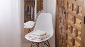 9 habitaciones, edredón, escritorio y tabla de planchar con plancha