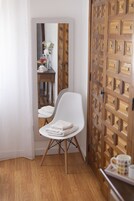 9 habitaciones, cubrecamas, escritorio y tabla de planchar con plancha 