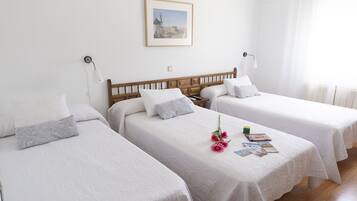 Classic-Dreibettzimmer | 9 Schlafzimmer, Daunenbettdecken, Schreibtisch, Bügeleisen/Bügelbrett