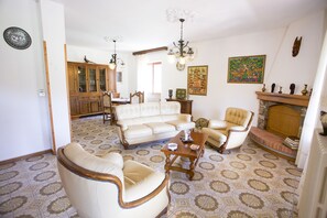 Apartment | Wohnbereich | Fernseher