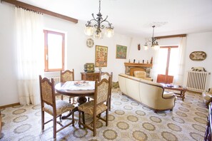 Apartment | Wohnbereich | Fernseher