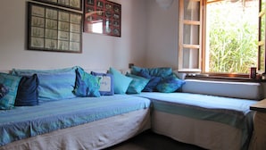 A room with a bed, a window, and wall art. - Appartamento Il Sottomarino (Portoferraio)