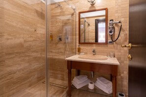 Quarto casal | Banheiro | Chuveiro, produtos de toalete grátis, secador de cabelo 