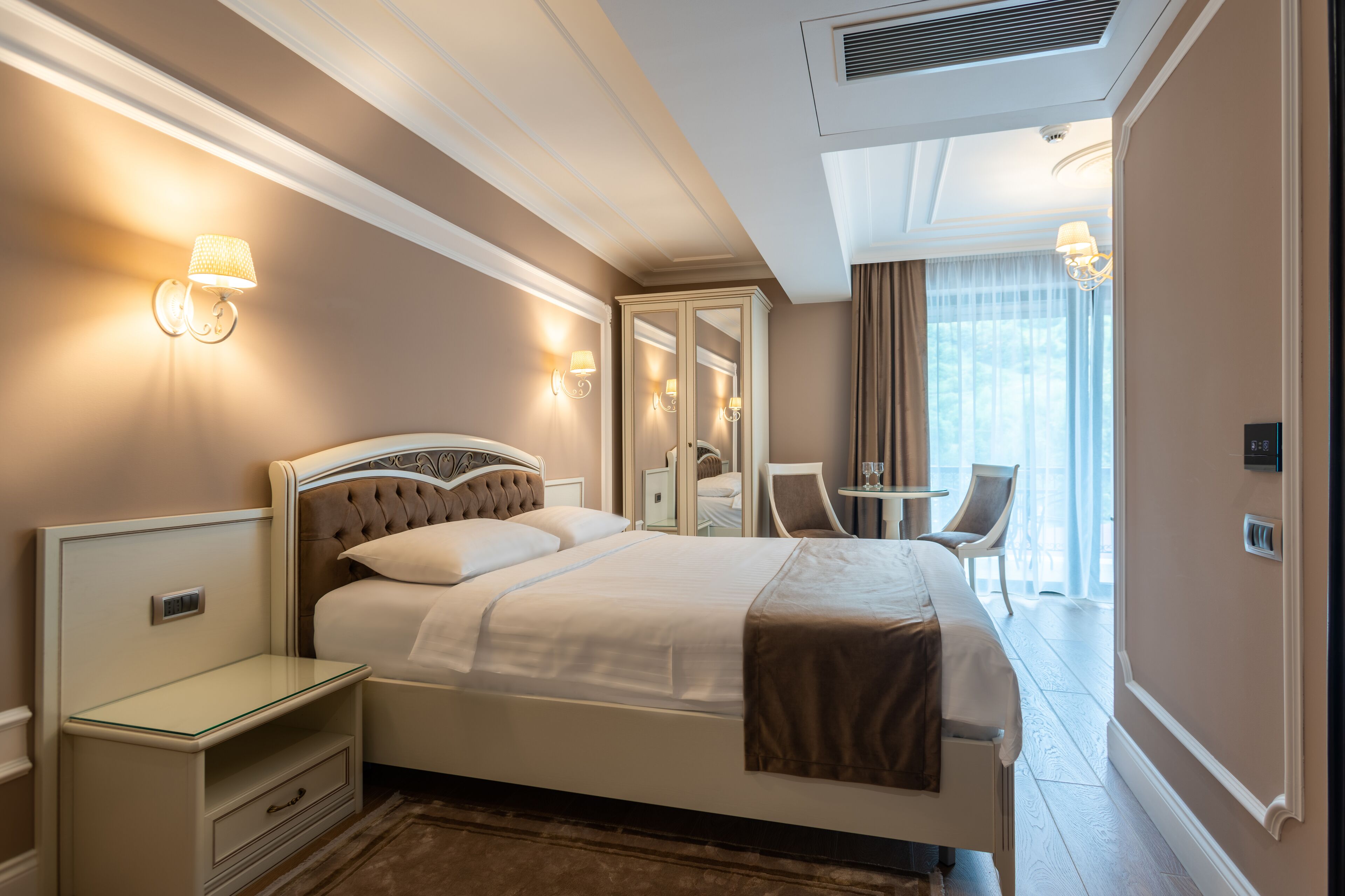 Habitación con 2 camas individuales | Minibar, tabla de planchar con plancha, wifi gratis y ropa de cama 