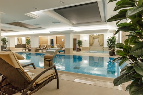 Indoor pool, pool loungers. Hotel Gabriela