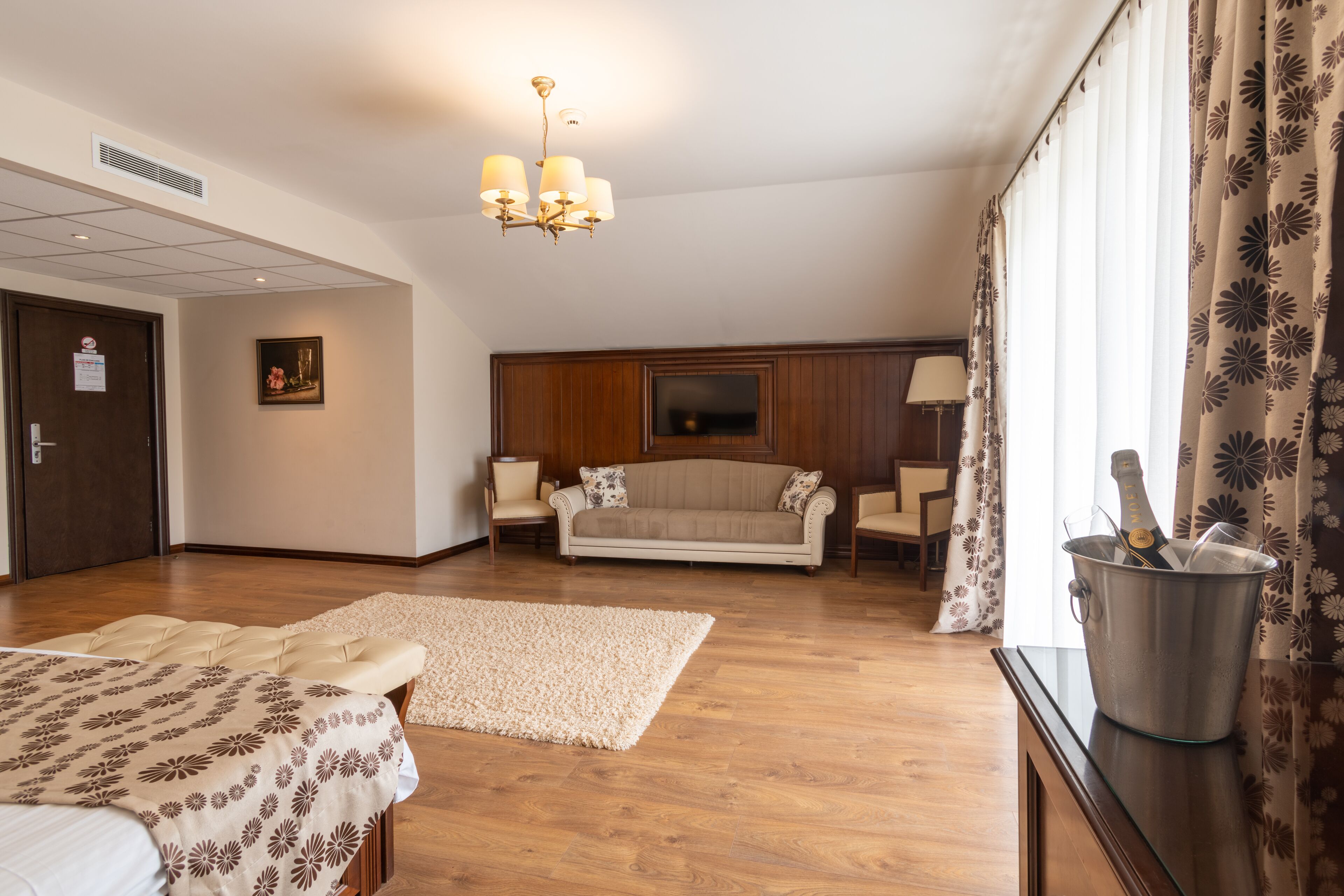 standard double room, 1 queen bed | minibar, iron/ironing board, free wifi, bed sheets