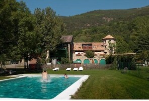 Una piscina al aire libre de temporada (de 10:00 a 20:00), sombrillas