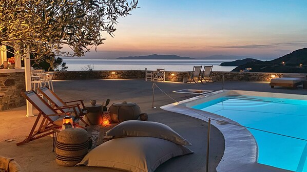 Piscine extérieure, parasols de plage, chaises longues
