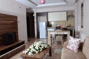 Apartment, 2 Schlafzimmer | Wohnbereich | LCD-Fernseher