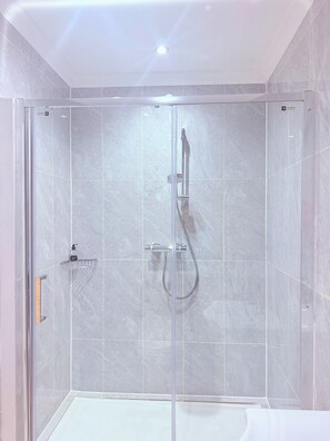 Studio Family | Bagno | Doccia, set di cortesia gratuito, asciugacapelli, asciugamani