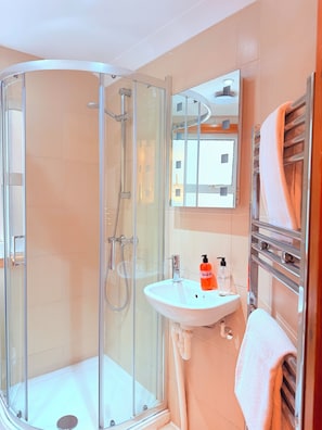 Habitación individual estándar | Baño | Ducha, artículos de higiene personal gratuitos y secador de pelo