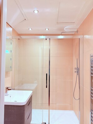 Standard Double Room | Bathroom