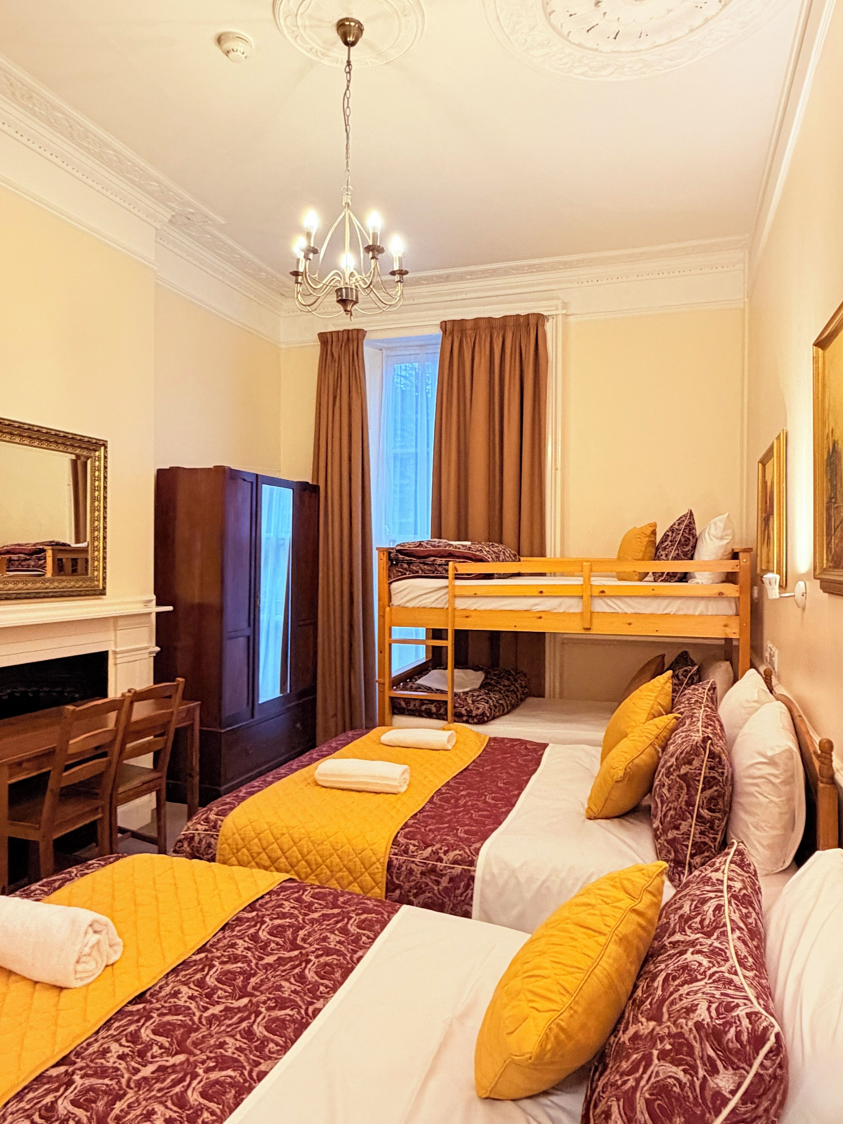 Neljän hengen perhehuone | Ilmainen Wi-Fi, vuodevaatteet