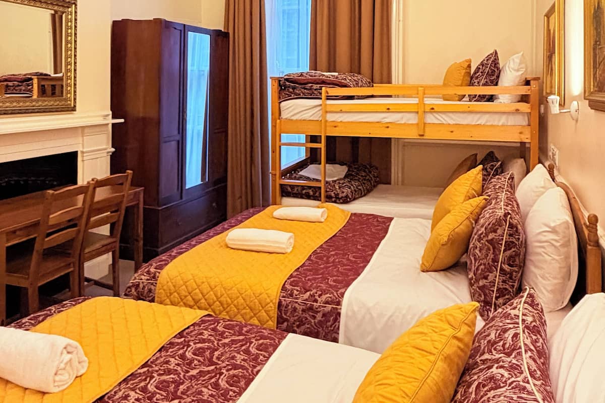 Neljän hengen perhehuone | Ilmainen Wi-Fi, vuodevaatteet