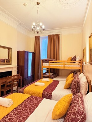 Habitación cuádruple familiar | Wifi gratis y ropa de cama