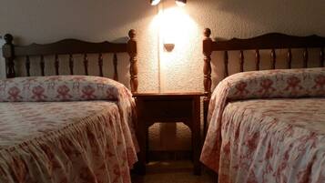 Escritorio, wifi gratis, ropa de cama