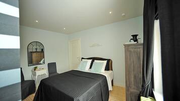Quarto com cama, escrivaninha, cadeira, guarda-roupa e espelho.