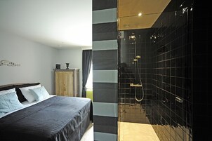 Double Room | Minibar, in-room safe, desk, iron/ironing board