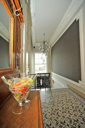 Réfrigérateur, cafetière/bouilloire, bouilloire électrique