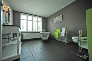 Minibar, in-room safe, desk, iron/ironing board - Expo 13 (Ghent)