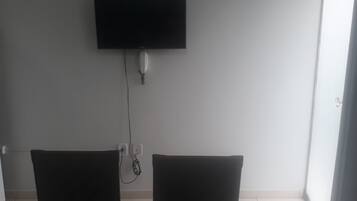 Quarto casal ou duplo | Sala de estar | TV de tela plana