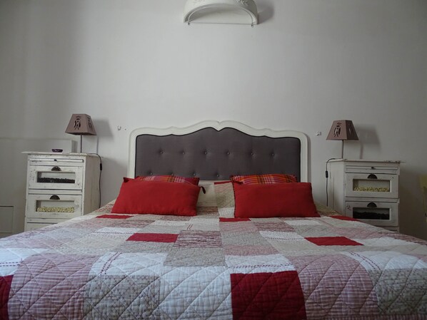 A bed with a quilt, two nightstands, and two lamps. - Clos St Pierre de Fraisse (Avignon)