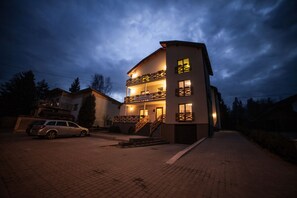 Fassade der Unterkunft – Abend/Nacht