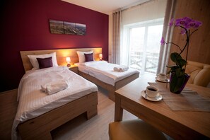 Hochwertige Bettwaren, Schreibtisch, Bügeleisen/Bügelbrett