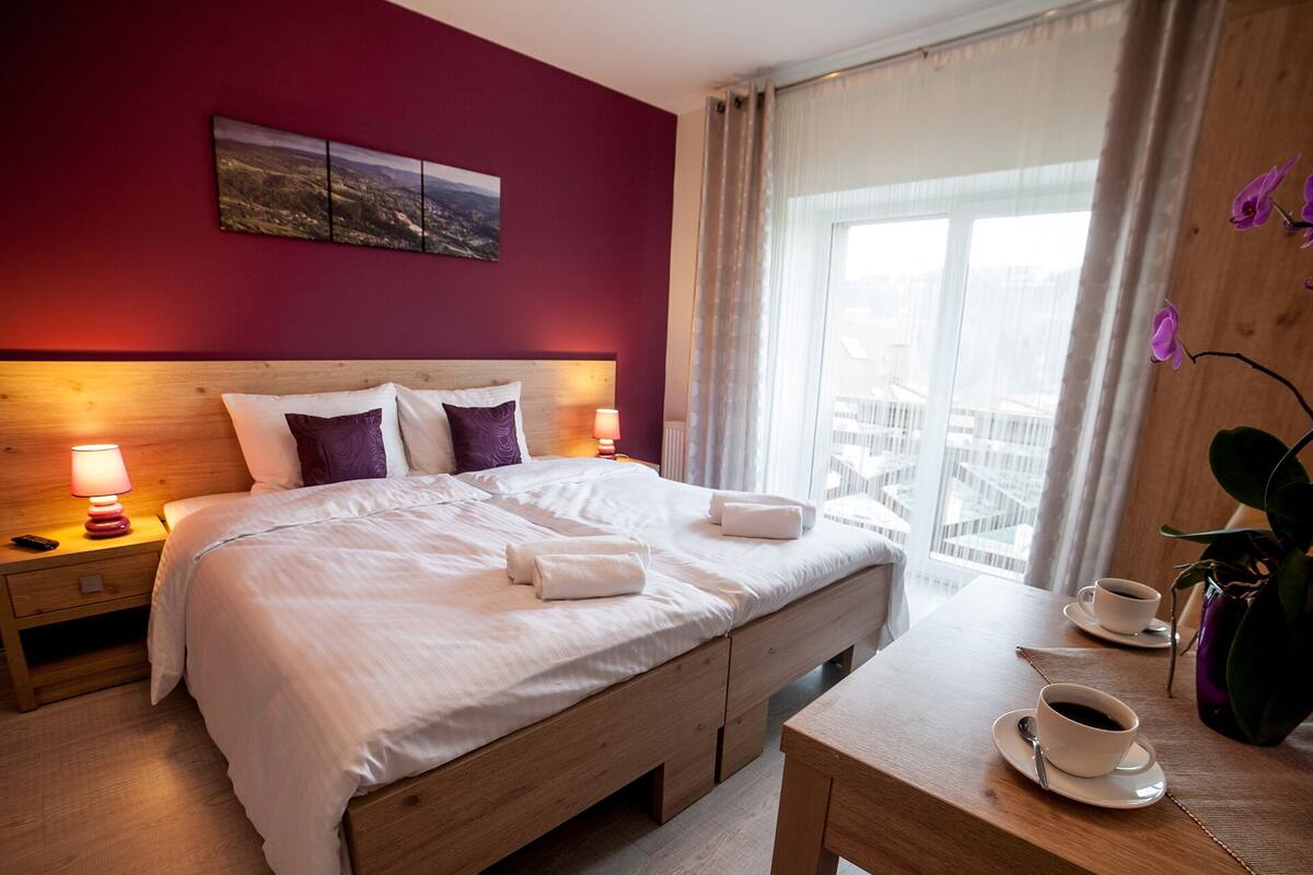 Hochwertige Bettwaren, Schreibtisch, Bügeleisen/Bügelbrett