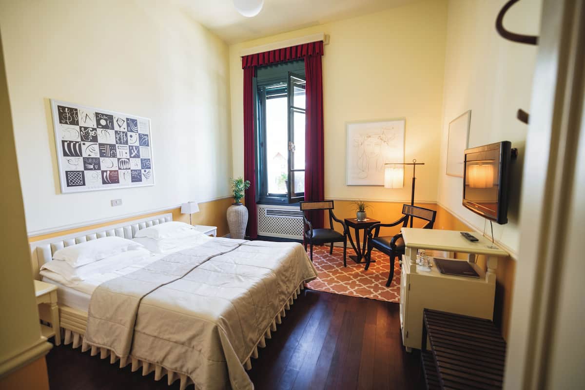 スタンダード ダブルルーム | ミニバー、防音設備、ベビーベッド (無料)、WiFi (無料)