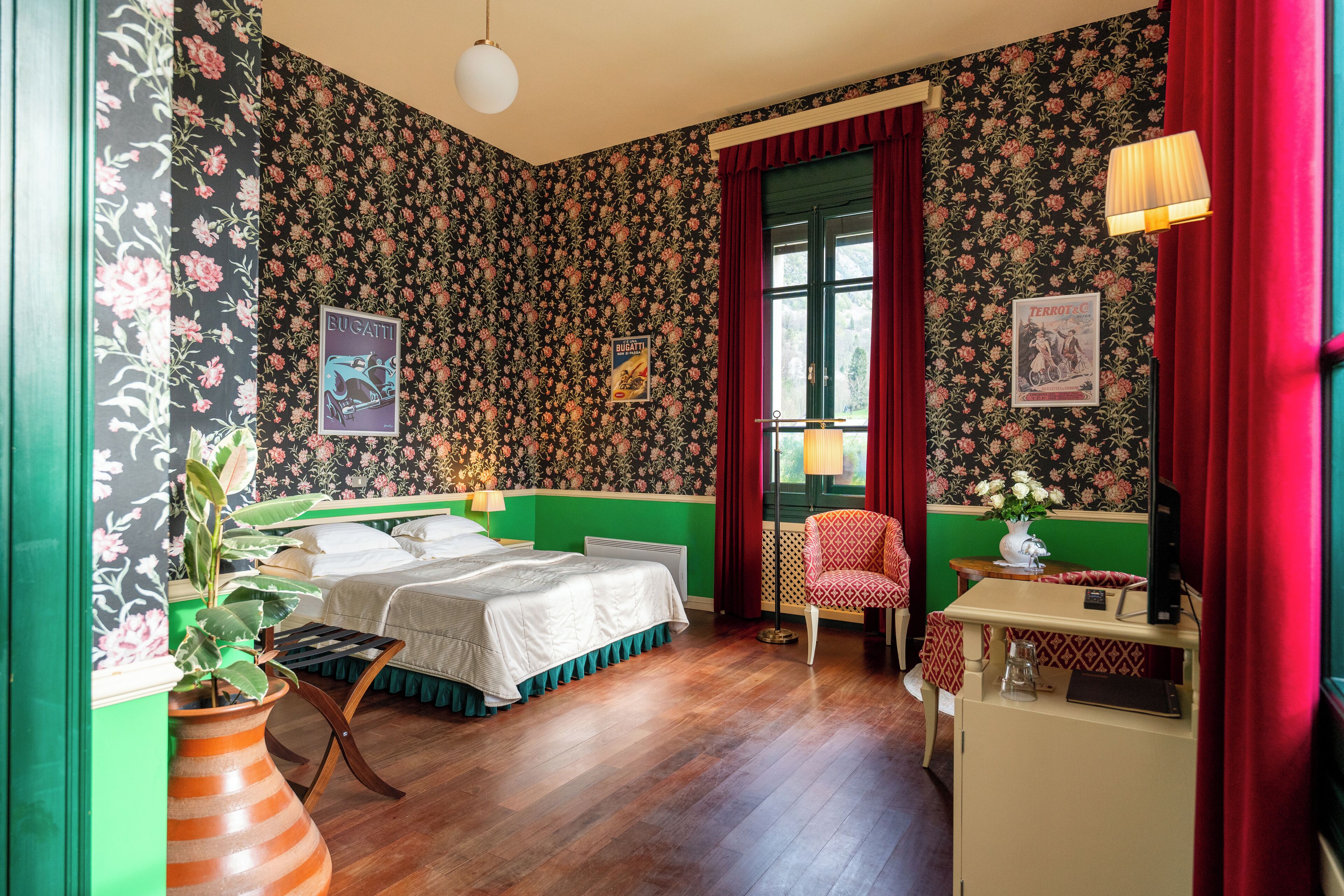Una habitación con una cama, un escritorio, una silla y una planta en maceta.