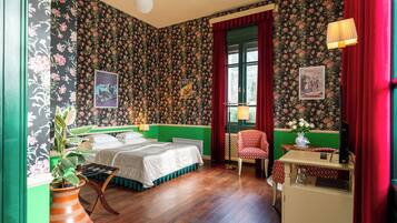 Una habitación con una cama, un escritorio, una silla y una planta en maceta.