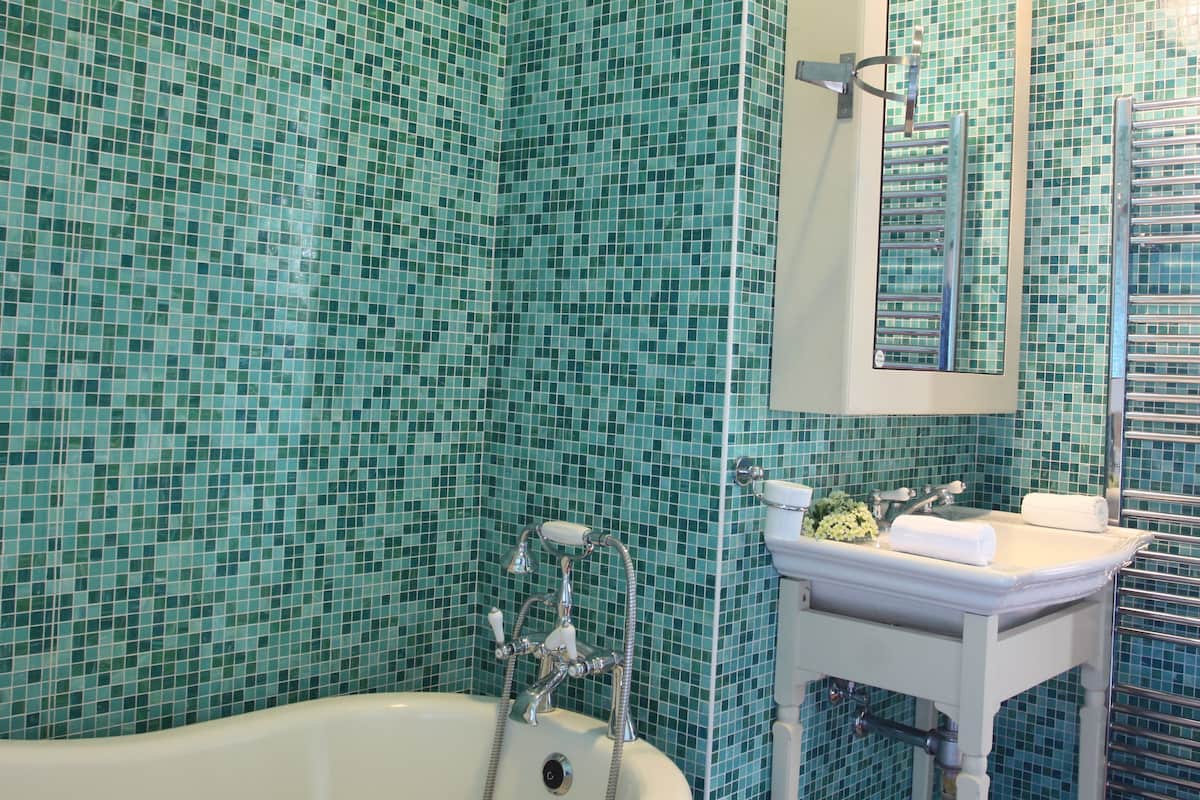 deep-soaking bathtub