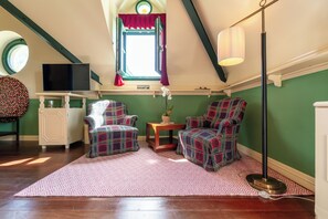 Minibar, sistema de insonorización, wifi gratis y ropa de cama 