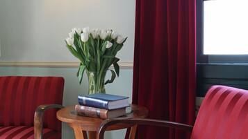 Habitación doble superior, Terraza | Área de sala de estar | Televisión