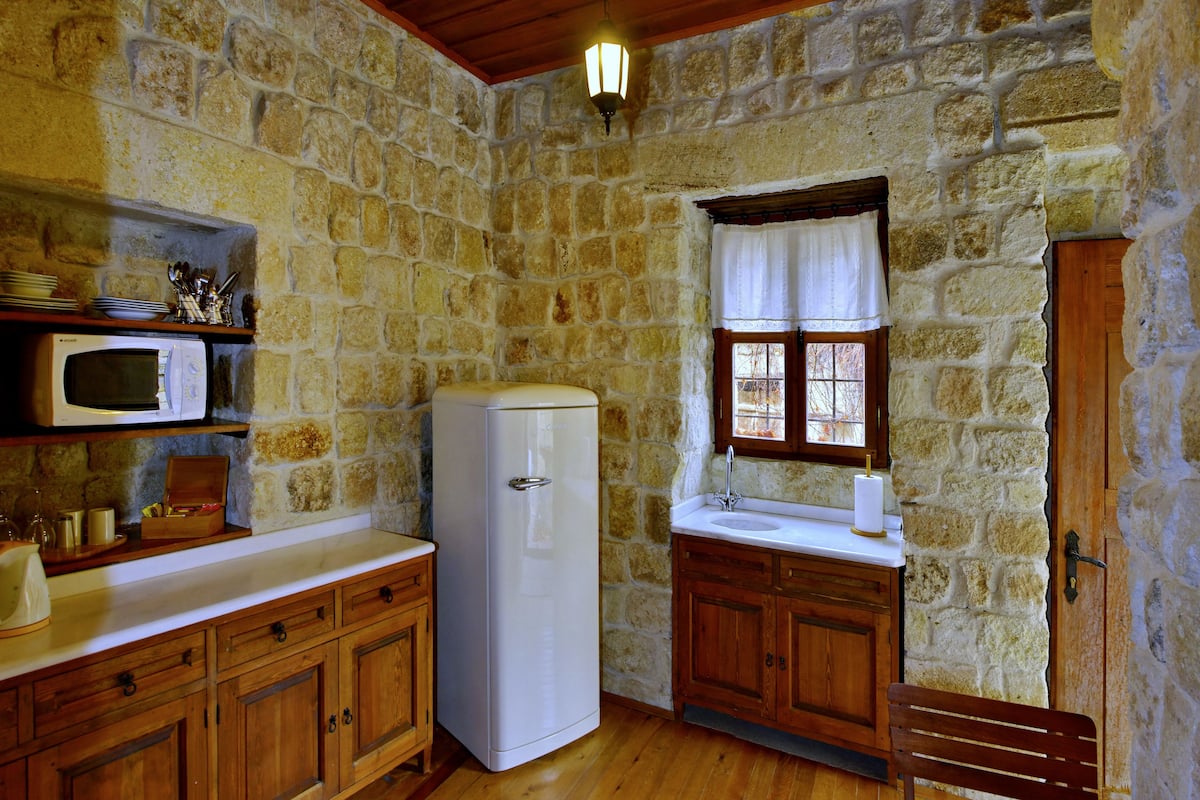 twin arch cave house | private kitchen | full-sized fridge, microwave, oven, stovetop