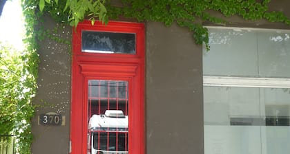 Departamento-casa muy amplio y céntrico.