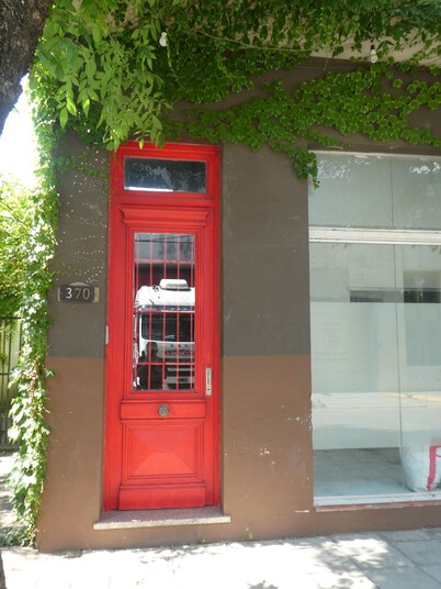 Departamento-casa muy amplio y céntrico.