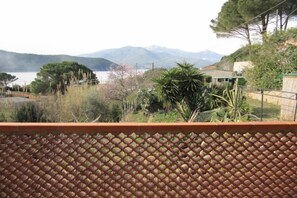 A terrace with a view of a lake and mountains. - Appartamento Il Prado (Portoferraio)